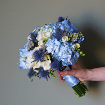 Букет невесты бело-голубой
