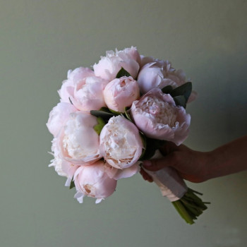 Свадебный букет из нежно-розовых пионов