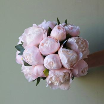 Свадебный букет из нежно-розовых пионов