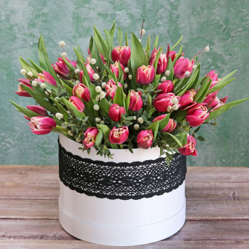Махровые тюльпаны с вербой в коробке