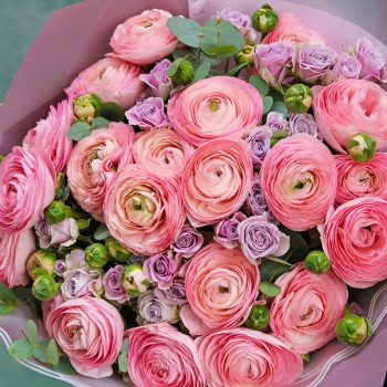 Букет с розовыми ранункулюсами и кустовой розой