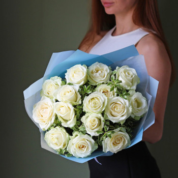 Букет из белых роз с зеленью