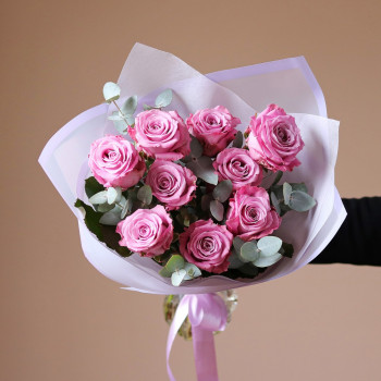 9 фиолетовых роз с эвкалиптом