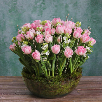 Композиция из тюльпанов в вазе