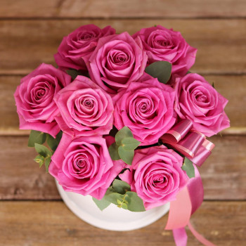 9 розовых роз в коробке