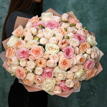 Большой букет пионовидных роз
