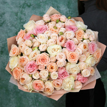 Большой букет пионовидных роз
