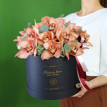 Карамельные орхидеи в черной коробке