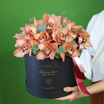 Карамельные орхидеи в черной коробке