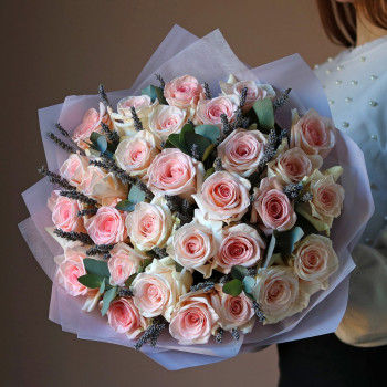 Нежно-розовые розы с лавандой