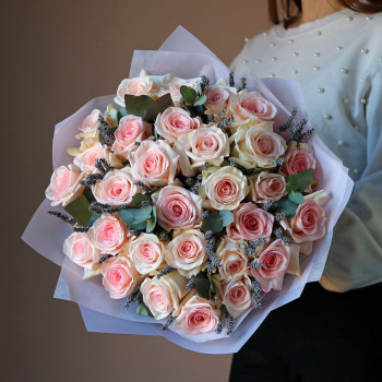 Нежно-розовые розы с лавандой