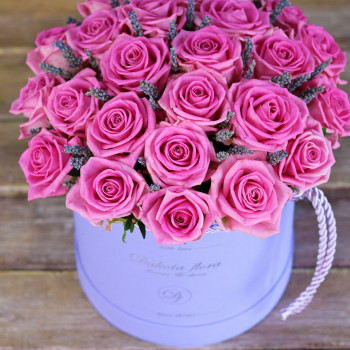 Розовые розы с лавандой в коробке