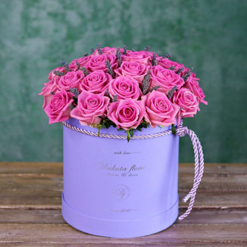 Розовые розы с лавандой в коробке