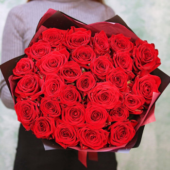 Красные розы в черной упаковке