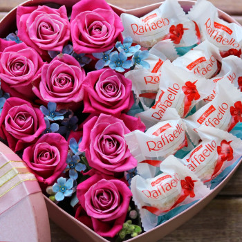 Сердце с розами и конфетами
