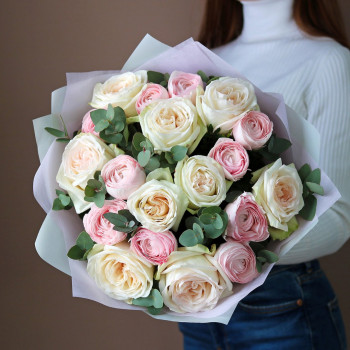 Белые пионовидные розы с ранункулюсами