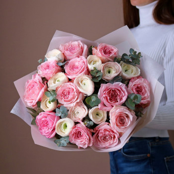 Розовые пионовидные розы с ранункулюсами