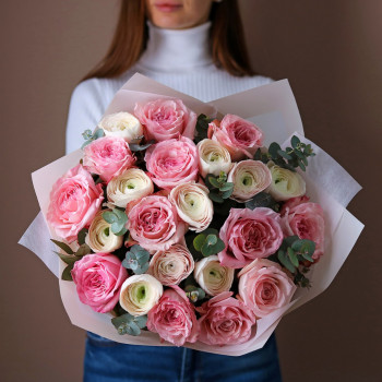 Розовые пионовидные розы с ранункулюсами