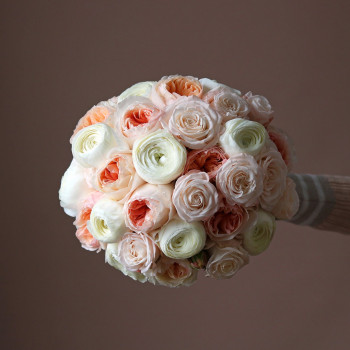 Букет невесты из пионовидных роз и ранункулюсов