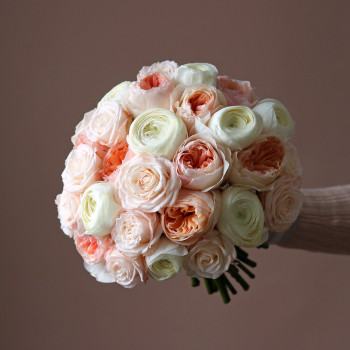 Букет невесты из пионовидных роз и ранункулюсов