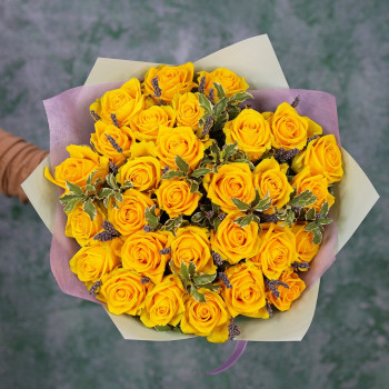 Желтые розы с лавандой