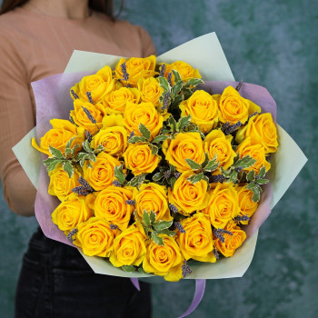 Желтые розы с лавандой