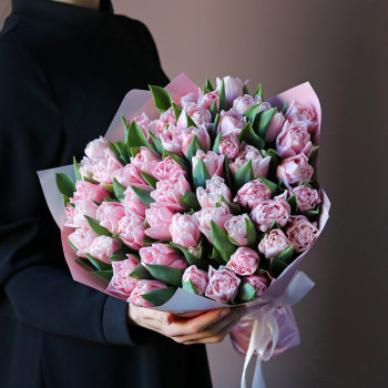 Нежно-розовые махровые тюльпаны