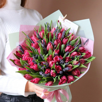 Ярко-розовые тюльпаны с лавандой букет