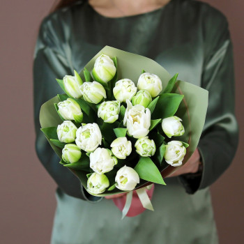 19 белых махровых тюльпанов
