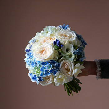 Букет невесты с гортензией и пионовидной розой