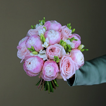 Букет невесты из пионов, пионовидных роз и фрезии