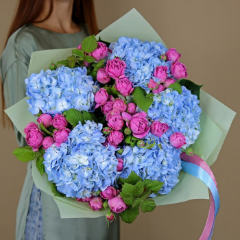 Букет из голубых гортензий и пионовидных роз