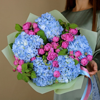 Букет из голубых гортензий и пионовидных роз