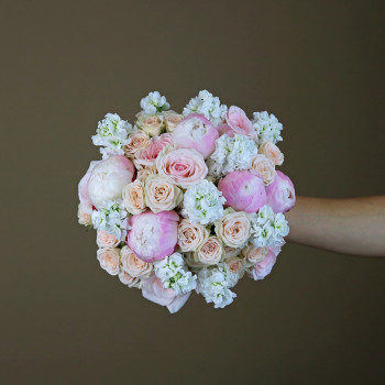 Букет невесты из пионов, роз и маттиолы