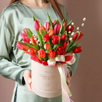 Красные тюльпаны и верба