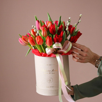 Красные тюльпаны и верба
