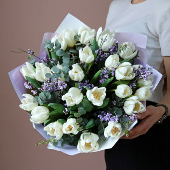 Белые тюльпаны с синем джинстером