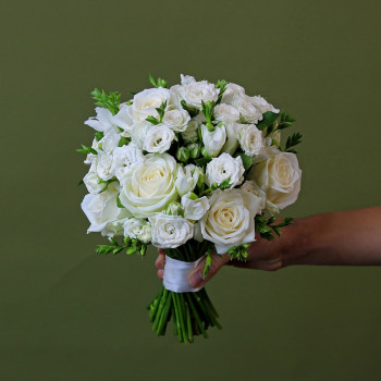 Свадебный букет из белых роз и фрезий