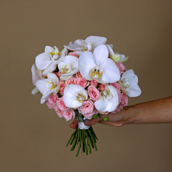 Букет невесты из кустовых роз и орхидеи