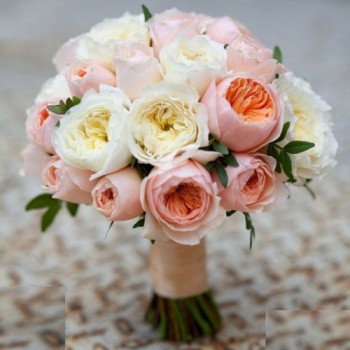 Нежный букет с пионовидными розами