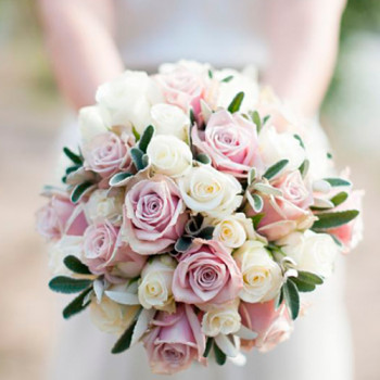 Букет невесты лавандовые и белые розы