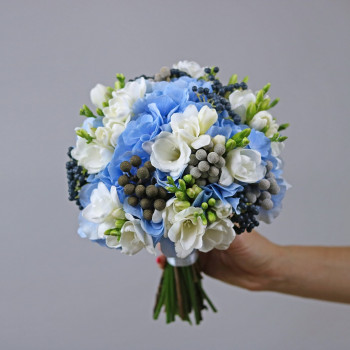 Букет невесты из голубой гортензии и фрезии