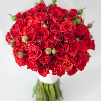 Букет невесты из красных кустовых роз