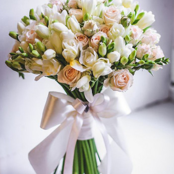 Букет невесты из фрезии и кустовой розы