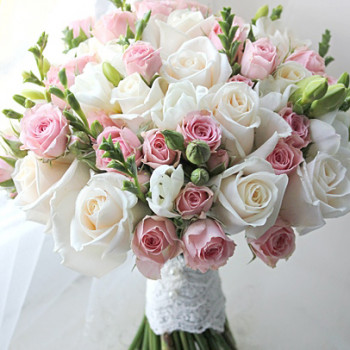 Свадебный букет из фрезии, белой и розовой розы