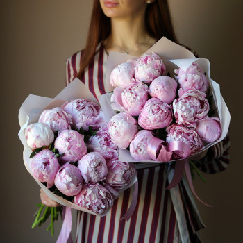 Букет из розовых пионов Сара бернар