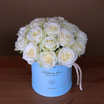 Белые розы в голубой коробке