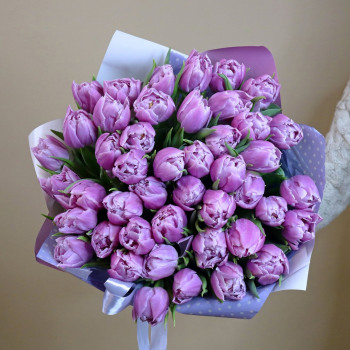 Букет из фиолетовых махровых тюльпанов