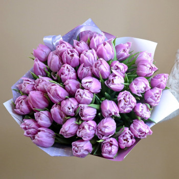 Букет из фиолетовых махровых тюльпанов
