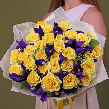 Желтые розы с ирисами